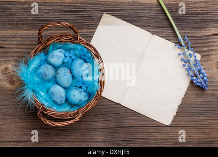 Cesto pieno di blu uova di quaglia con preavviso la carta Foto Stock
