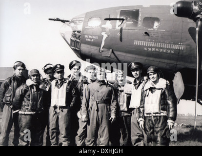 MEMPHIS BELLE equipaggio del B-17 Flying Fortress a Bassingbourn il 7 giugno 1943 dopo aver completato 25 sortite - vedere la descrizione riportata di seguito Foto Stock