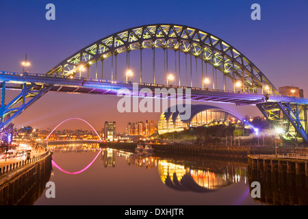 Newcastle upon Tyne skyline gateshead Tyne ponte sul fiume Tyne Tyne e Indossare Tyneside Inghilterra UK GB Europa Foto Stock