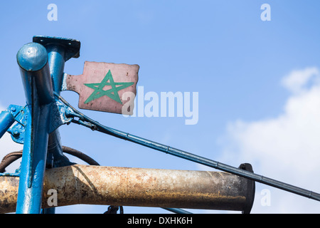 Bandiera del Marocco su una barca, porto di Tangeri Foto Stock