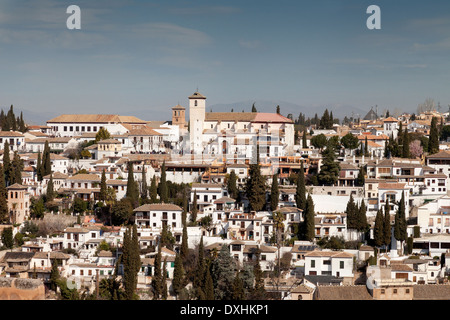 La città di Granada, l'area di Albayzin, guardando dall'Alhambra di fronte alla chiesa di San Nicola, Granada, Andalusia, Spagna, Europa Foto Stock