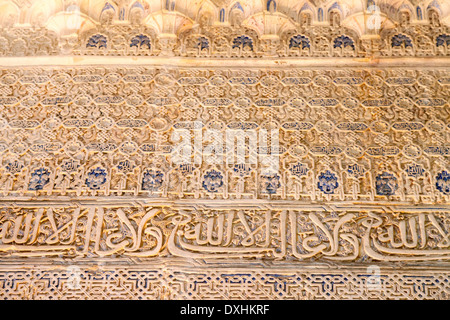 Dettaglio di intricati intagliati moresco intonaco stucco sulle pareti dei palazzi Nasrid, la Alhambra Palace, Granada, Spagna Foto Stock