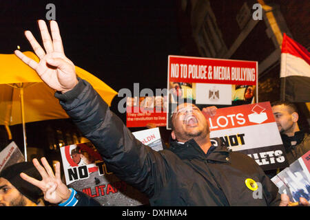 Londra, 26 marzo 2014. Gli egiziani a Londra protesta per la seconda volta in tre giorni presso la propria ambasciata, contro le condanne a morte pronunciate a 529 pro-Morsi sostenitori dalla Fratellanza musulmana, con l accusa di aver ucciso un poliziotto e mettere in pericolo le persone e la proprietà. Credito: Paolo Davey/Alamy Live News Foto Stock