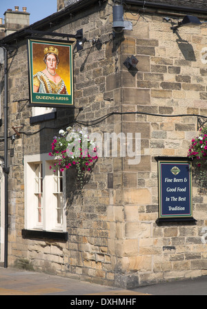 Storico pub segno e edificio, il Queens bracci, Bakewell, Derbyshire, Inghilterra Foto Stock