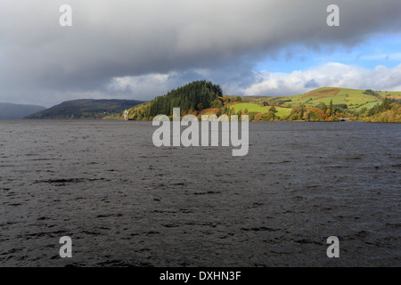 Una vista arcross Lake Vyrnwy verso la torre di deformazione Foto Stock