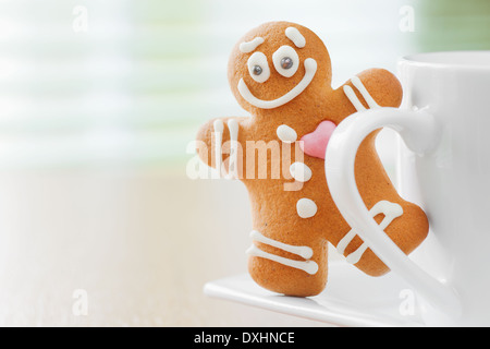 Funny gingerbread man che spuntavano tazze Foto Stock