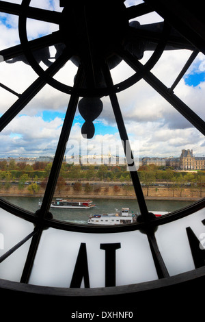 Visualizzazione orologio con il Louvre, Parigi, Francia Foto Stock