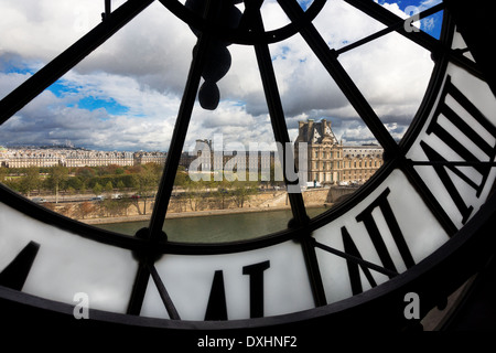 Visualizzazione orologio con il Louvre, Parigi, Francia Foto Stock