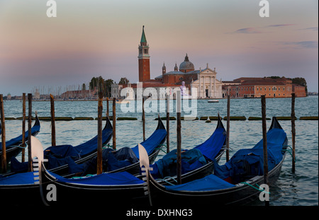 Gondole attraccate e la chiesa di San Giorgio Maggiore in background, Venezia, Italia Foto Stock