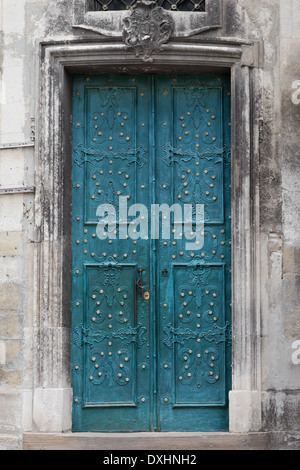 Vintage porta di ingresso decorata con il ferro battuto Foto Stock