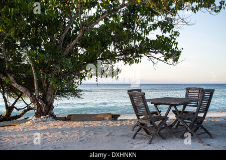 Tavolo e sedie a sdraio sulla spiaggia presso un ristorante, Gili Trawangan, isole Gili, Indonesia, Asia sud-orientale, Asia Foto Stock