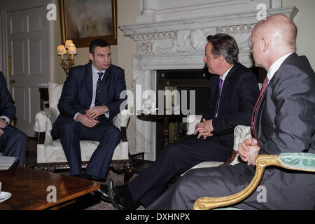Londra, Regno Unito. Il 26 marzo 2014. Leader della Ukrainian Alleanza Democratica per il partito delle riforme (UDAR) Vitaly Klitschko (sinistra) soddisfa con British primo Mister David Cameron (seconda a destra) e segretario di Stato per gli affari esteri William Hague (destro) a Downing Street. Credito: Guy Corbishley/Alamy Live News Foto Stock