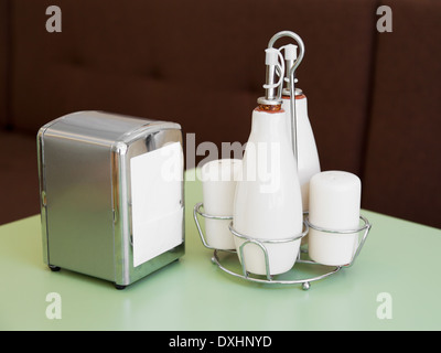 Sale e pepe shakers, bottiglie per olio e aceto, Portatovaglioli - cafe tabella set top Foto Stock
