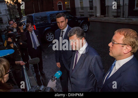 Londra, Regno Unito. Il 26 marzo 2014. Leader della Ukrainian Alleanza Democratica per il partito delle riforme (UDAR) Vitaly Klitschko (centro), indipendente MP Petro Poroshenko (seconda a destra) e MP ucraino Andriy Shevchenko (destra) al di fuori di Downing Street dopo un incontro con David Cameron. Credito: Guy Corbishley/Alamy Live News Foto Stock