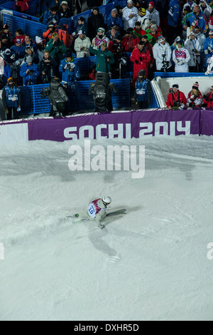 Matt Graham (AUS) freestyle sciatore concorrenti negli uomini gobbe presso i Giochi Olimpici Invernali, Sochi 2014 Foto Stock