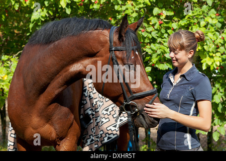 Bella ragazza giovane e cavallo Foto Stock
