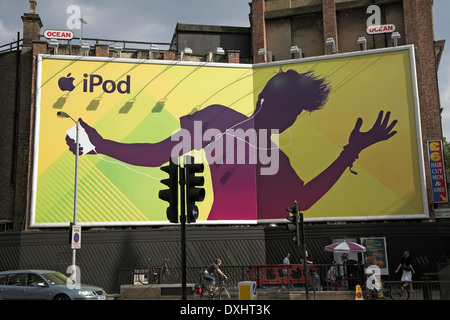 Enorme bacheca poster pubblicitari per Apple iPod nel centro di Londra, Inghilterra Foto Stock