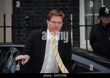 Londra, Regno Unito. Il 26 marzo 2014. Il segretario al Tesoro Danny Alexander arriva a Downing Street a Londra prima di un incontro con UDAR ucraino parte MP Vitali Klitschko. Credito: Guy Corbishley/Alamy Live News Foto Stock