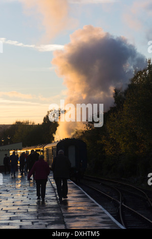 Fumo e vapore da 61994, K4 classe 'Il grande Marchese', correndo il suo treno alla stazione di Lancaster su l'ELR. Foto Stock