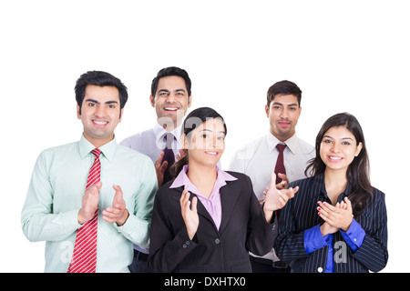 Indian business persone in piedi e mani battendo le mani Foto Stock