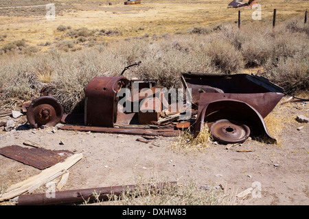 Un fatiscente, ruggine vecchia auto imposta nel abbandonate miniere di argento città fantasma di Bodie, California Foto Stock