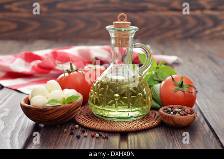 Ingredienti per insalata caprese su sfondo di legno Foto Stock
