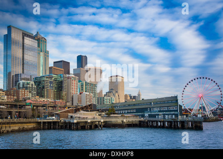 Lo skyline di Seattle dal Pier 66 Foto Stock