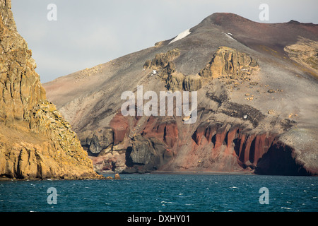 Rocce di origine vulcanica sull isola Deception nel sud le isole Shetland off l'Antartico peninsulare che è un vulcano attivo Foto Stock