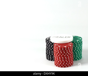 Rosso, nero e verde poker chips con il concessionario pulsante su sfondo bianco Foto Stock