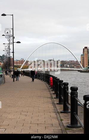 Riflessi sul fiume Tyne con Gateshead Millennium Bridge da Quayside Newcastle upon Tyne Inghilterra Regno Unito Regno Unito Foto Stock