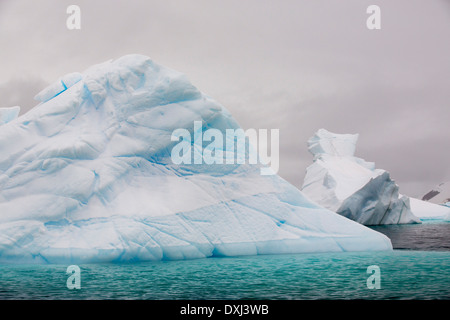 Iceberg in prossimita' Curverville isola sulla penisola Antartica, che è uno dei più veloci tra luoghi di riscaldamento del pianeta. Foto Stock