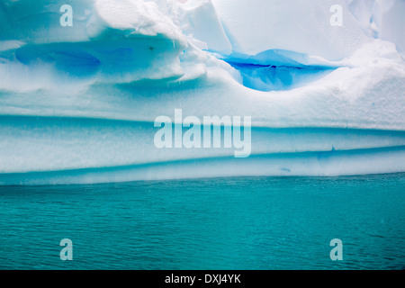 Iceberg in prossimita' Curverville isola sulla penisola Antartica, che è uno dei più veloci tra luoghi di riscaldamento del pianeta. Foto Stock