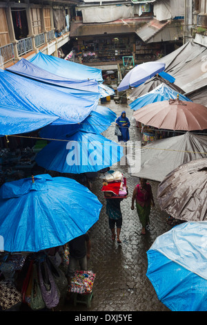 Pioggia caduta su Teloni e copertoni di bancarelle, Ubud, Bali, Indonesia Foto Stock