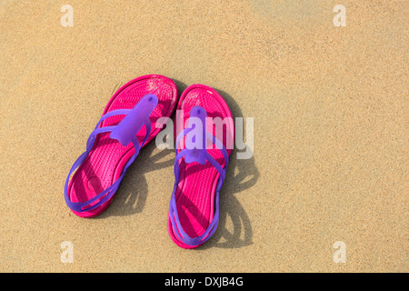 Sandali sulla spiaggia - il concetto di immagine Foto Stock