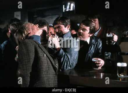 ENIGMA (UK/FR 1983) Sam Neill centro, WARREN CLARKE, destra Foto Stock