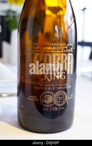 Una bottiglia di Re Cobra birra fiamminga, Spice Masala ristorante indiano, ex Kismet Tandoori, Chipping Ongar, Essex, Inghilterra Foto Stock