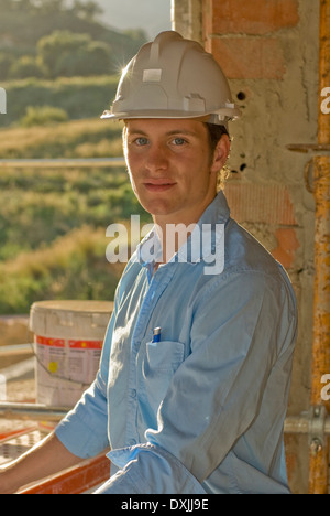 Giovane uomo che indossa hardhat ritratto Foto Stock