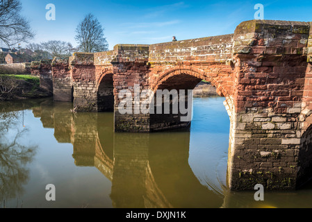Il ponte di pietra arenaria a Farndon vicino a Chester nel Cheshire oltre il fiume Dee. Foto Stock
