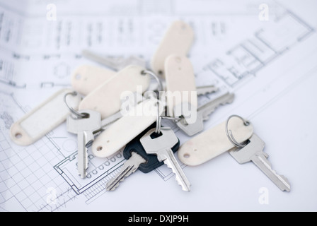 Un mazzo di chiavi giacente su un architetto del piano Foto Stock