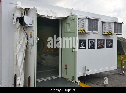 Un mobile completo tented ospedale che ha sale operatorie, raggi X, scanner MRI , intensificatore di immagini tutto pronto per un'azione immediata se necessario. Questo esercito evento presso Upavon Wiltshire ha rivelato lo specialista, combattere e capacità di comando di forza comandi truppa' e la sua capacità, capacità di contingenza e resilienza dell'esercito in futuro. Esso mette in evidenza alcune delle più recenti apparecchiature a sua disposizione. La FTC ha alcuni 36.000 regolari e riservare i soldati sotto il suo comando. 26 marzo, 2014 foto di Geoff Moore/Dorset Servizio Media Foto Stock
