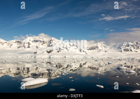 Il stretto di Gerlache separando la Palmer Arcipelago dall'Antartico peninsulare off Anvers Island. Foto Stock