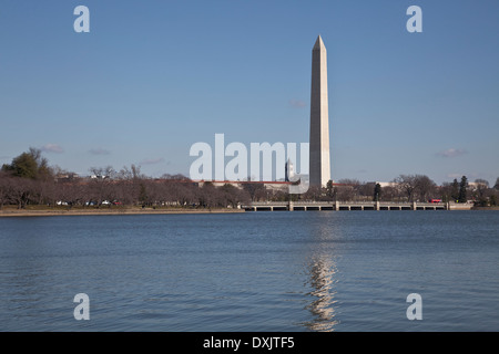 Il Monumento a Washington visto dal bacino di marea in Washington DC Foto Stock