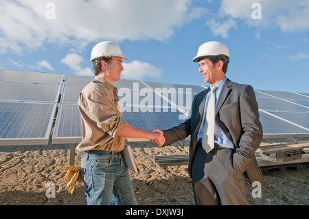 Imprenditore Ingegnere agitando la mano in impianto solare Foto Stock