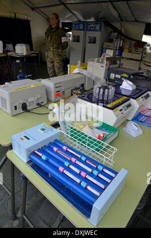 Un mobile completo tented ospedale che ha sale operatorie, raggi X, scanner MRI , intensificatore di immagini tutto pronto per un'azione immediata se necessario. Questo esercito evento presso Upavon Wiltshire ha rivelato lo specialista, combattere e capacità di comando di forza comandi truppa' e la sua capacità, capacità di contingenza e resilienza dell'esercito in futuro. Esso mette in evidenza alcune delle più recenti apparecchiature a sua disposizione. La FTC ha alcuni 36.000 regolari e riservare i soldati sotto il suo comando. 26 marzo, 2014 foto di Geoff Moore/Dorset Servizio Media Foto Stock
