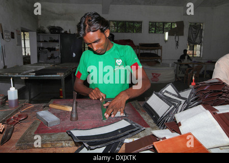 Realizzazione artigianale pelletteria in villaggio urbano, Distretto Hazaribaug, nello stato del Jharkhand, India Foto Stock