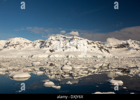 Il stretto di Gerlache separando la Palmer Arcipelago dall'Antartico peninsulare off Anvers Island Foto Stock