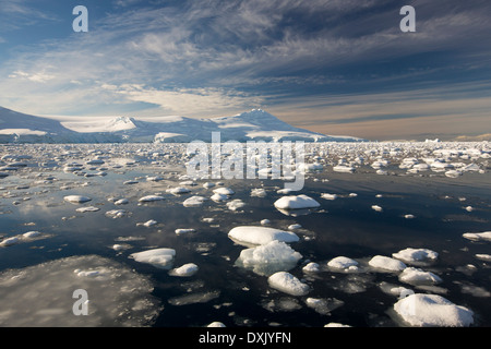 Il stretto di Gerlache separando la Palmer Arcipelago dall'Antartico peninsulare off Anvers Island Foto Stock