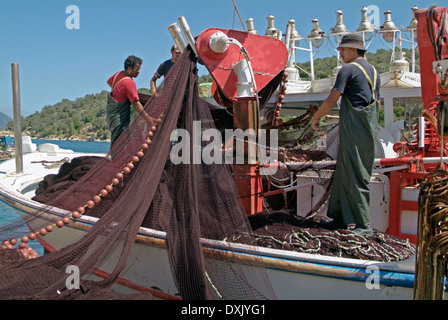 I pescatori greci reti di caricamento su barca Foto Stock