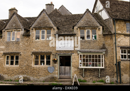 Lacock Village Wiltshire, Inghilterra UK quintessenza Inglese regali Foto Stock