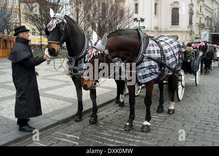 Carroaje cavallo e tour in Piazza della Città Vecchia. La Piazza della Città Vecchia . La Piazza della Città Vecchia è uno dei luoghi più belli di Praga. - Aprile 2013 Foto Stock